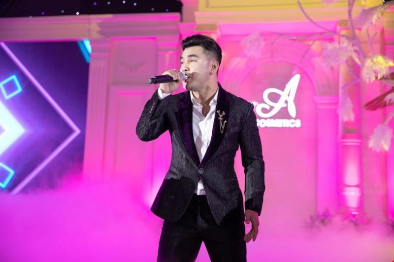 Ca sĩ Ưng Hoàng Phúc biểu diễn trong chương trình